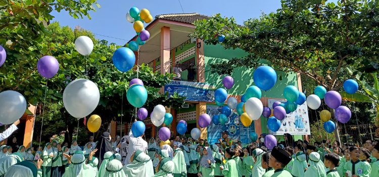 Pelepasan Balon Cita-Cita di MPLS SDIT Salsabila Klaseman